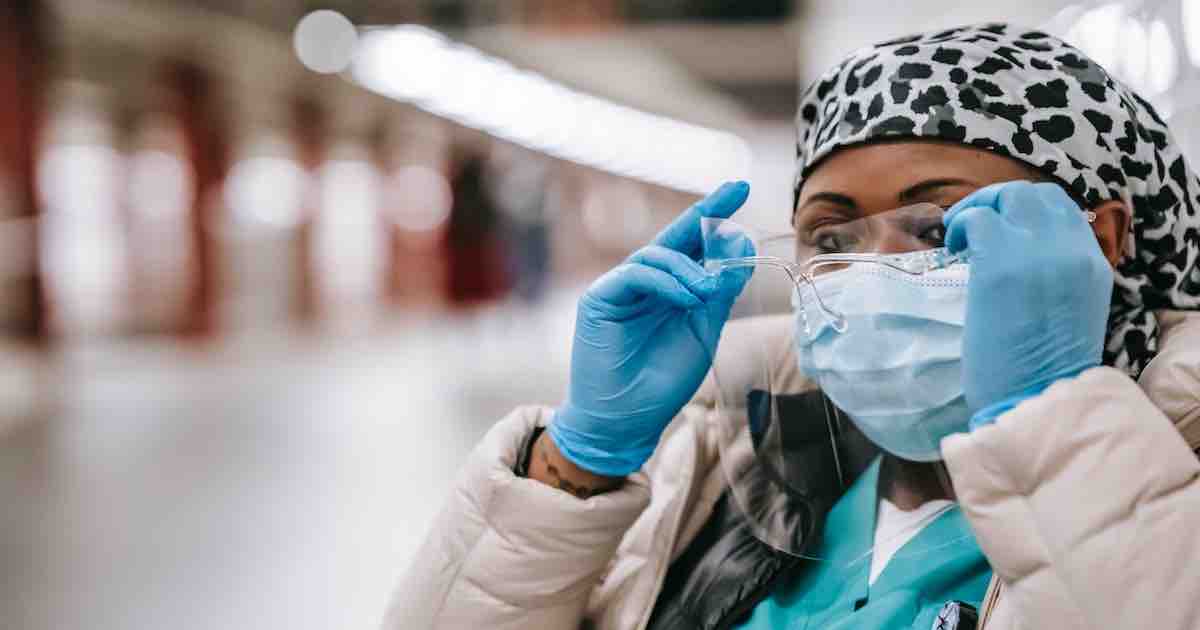 除了每六年需要取得120長照繼續教育積分外，大多數的照顧服務員都會上「身心障礙支援服務」和「失智症照顧服務」核心課程